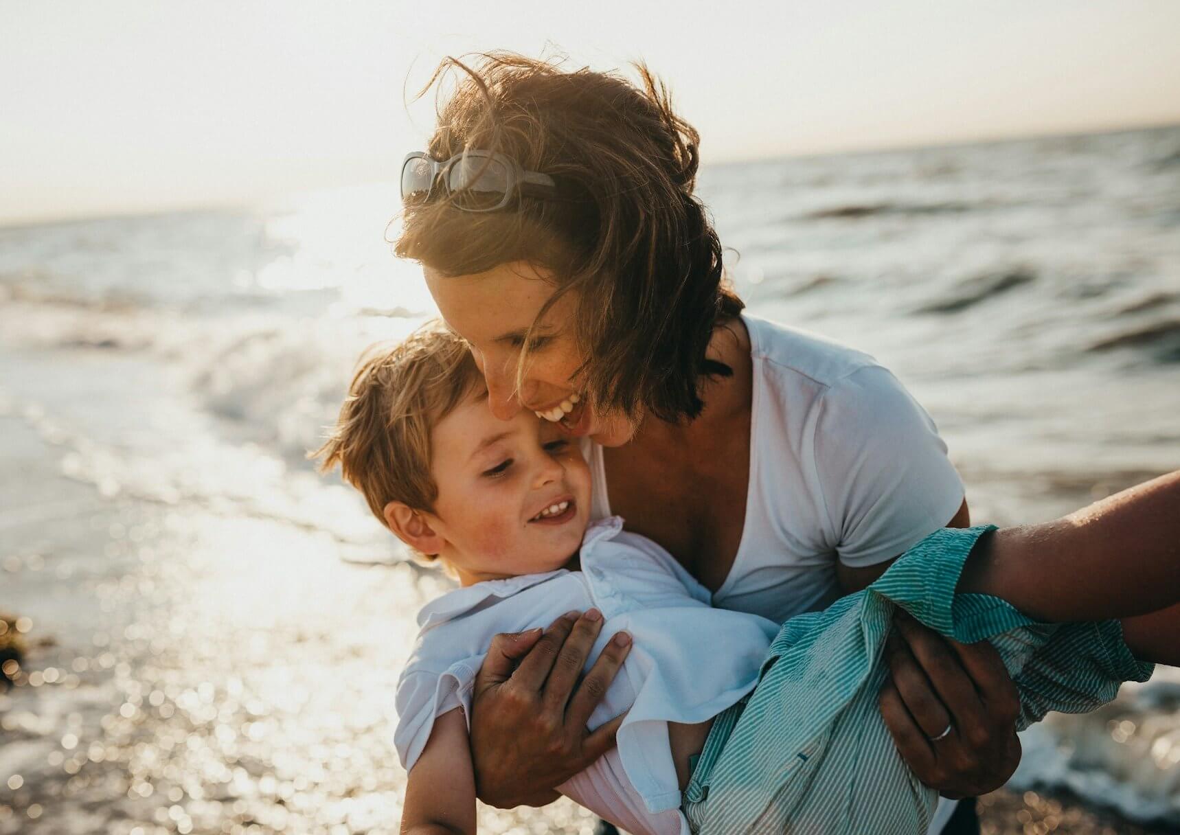 madre che abbraccio il figlio