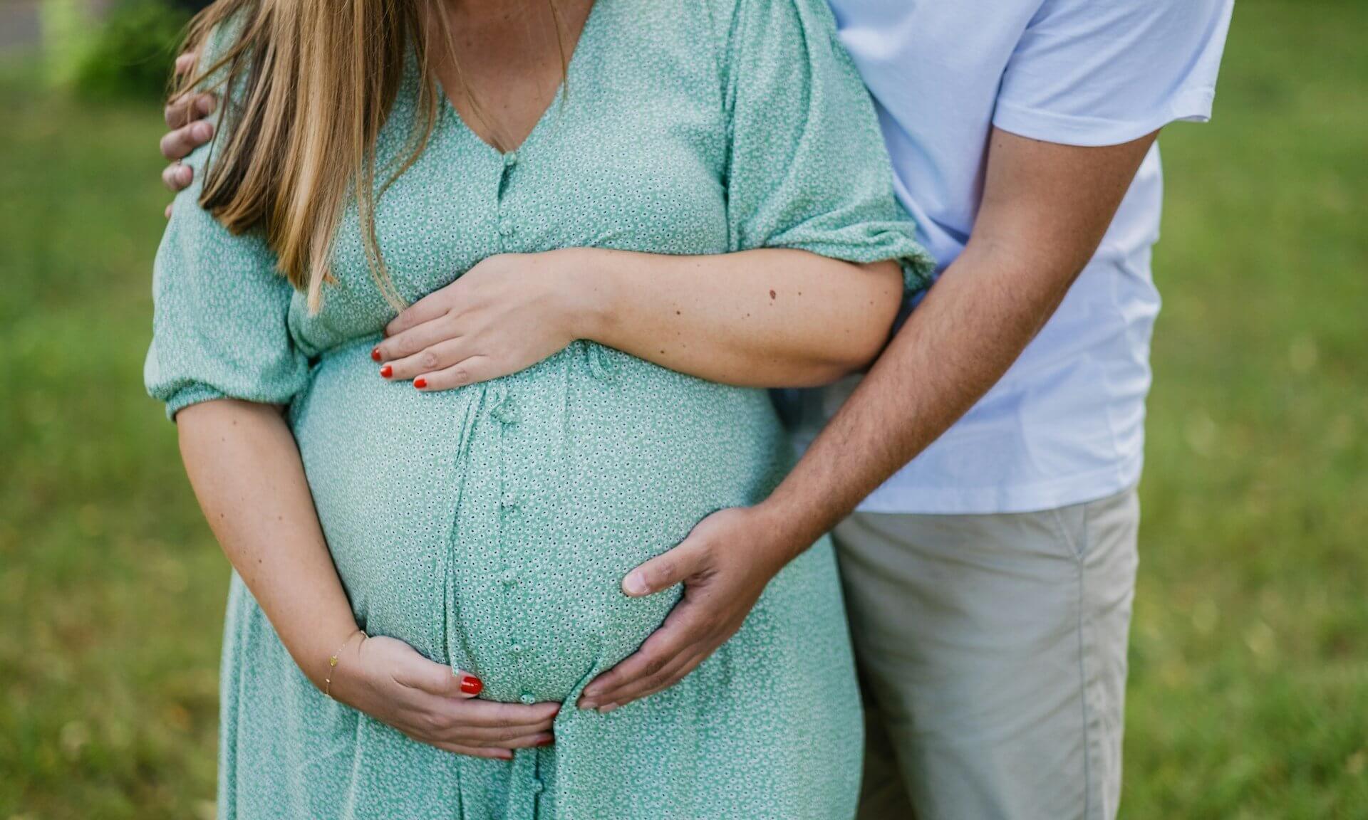 Immagine di mamma e papà in attesa di un figlio